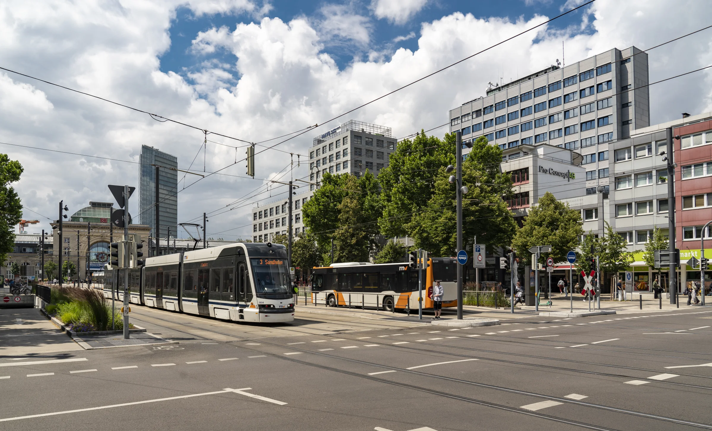 Rhein-Neckar-Tram und rnv-Bus am Mannheimer Hauptbahnhof